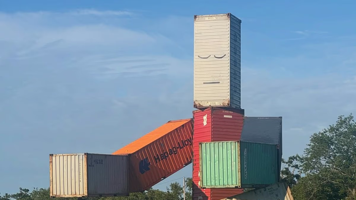 War erupts in Hamptons after renowned artist erects enormous sculpture