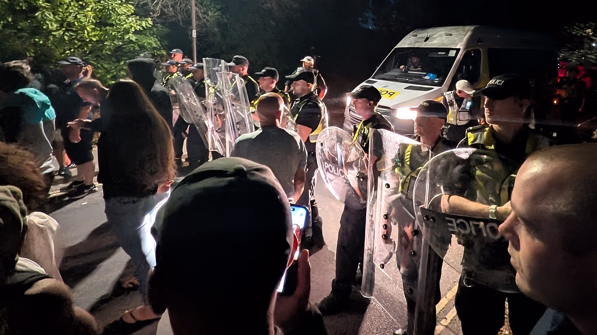 100s of protestors descend on Portsmouth after migrants brought ashore