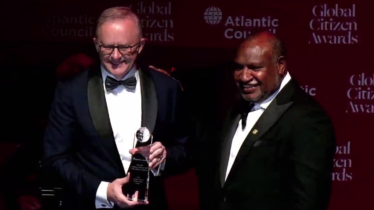 Anthony Albanese accepts global citizen award amid backlash