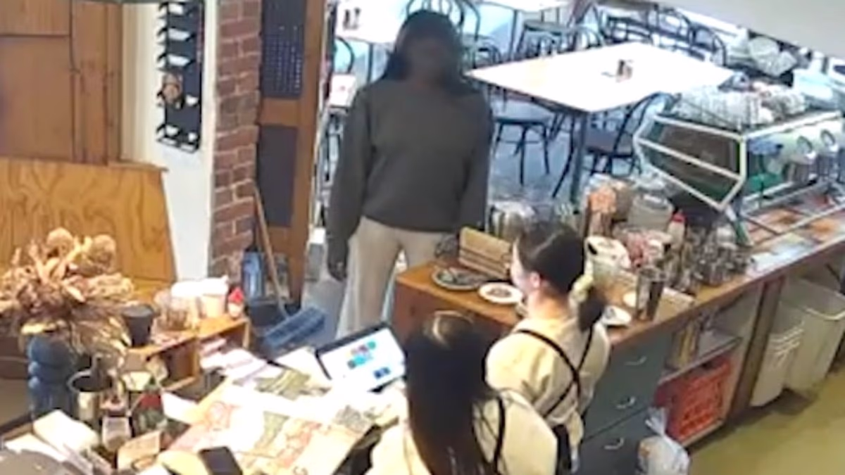'Dine-and-dashers' return to cafe to cafe to ask for their lost phone
