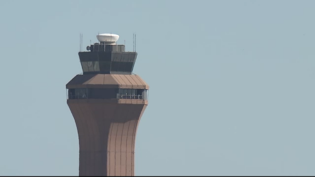 El Paso-bound flight makes emergency return to Houston after windshield shatters, airline says