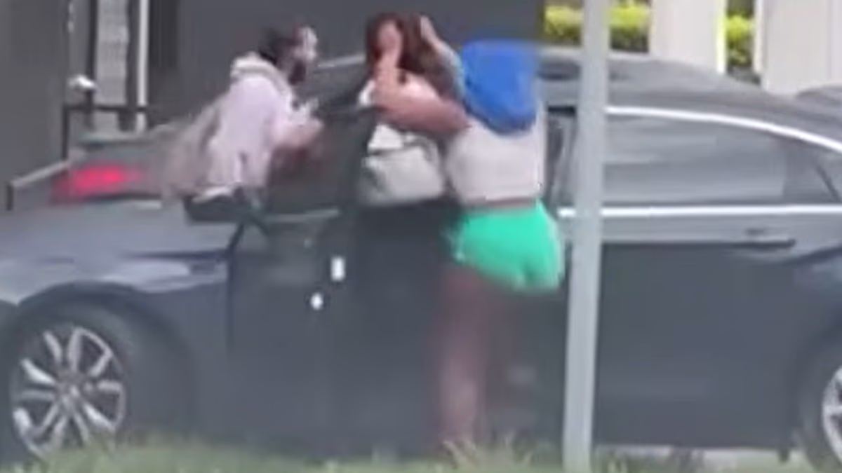 Florida woman in VERY unflattering booty shorts filmed beating couple