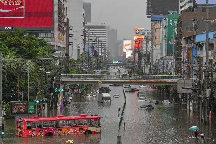 Heavy rain and flooding in Bangkok disrupts traffic and prompts evacuations