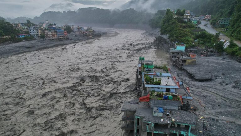 Nepal-Tibet Floods Kill 950; Hundreds Feared Trapped in Tunnels