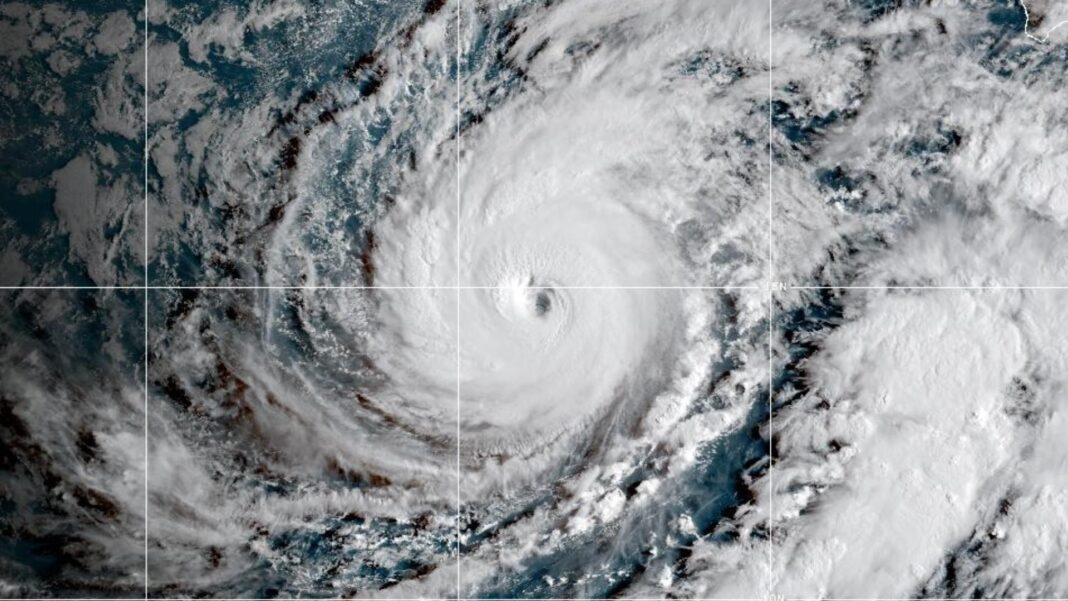 Hurricane Lowell hits Hawaii's western islands with fierce winds and heavy rain