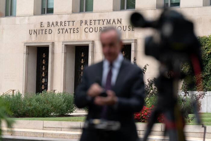 Judge orders White House to restore access to news outlets Trump banned