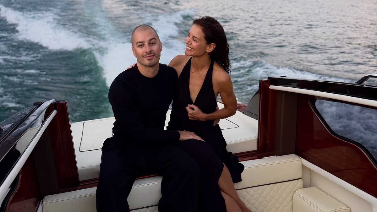Katie Holmes turns up the heat with NYC artist boytoy