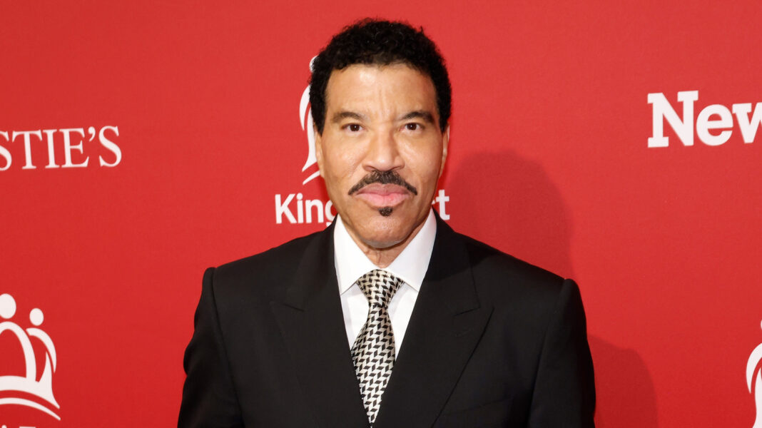 Lionel Richie Fans Fear He'll 'End Up Like Dolly' If He Doesn't Stop Tour