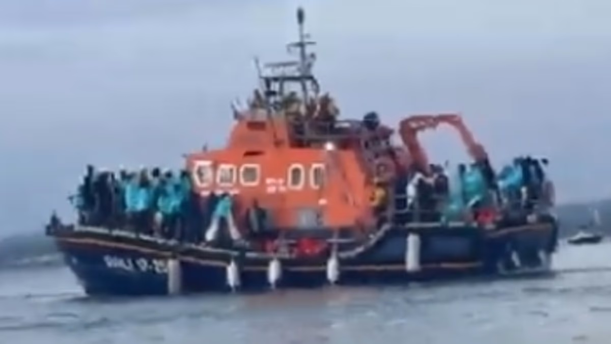 Moment protesters confronted boat packed with 140 asylum seekers
