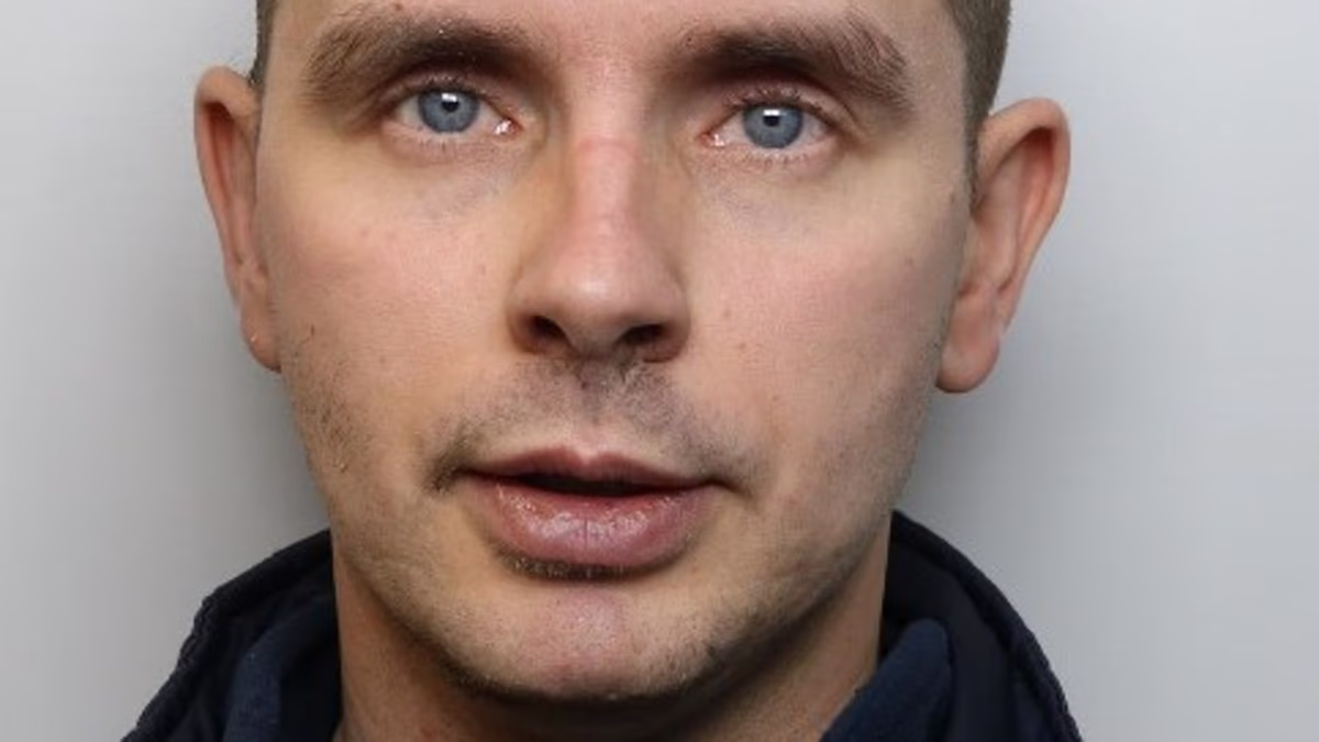 Paedo who was watching abuse videos on UK train 'was also buying girl'