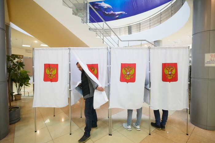 Russian election observer loses consciousness during arrest by police, opposition party says
