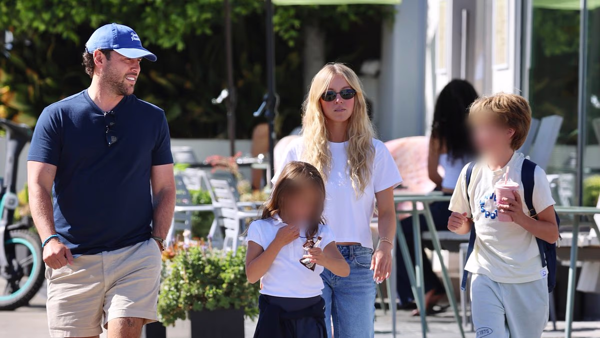 Sydney Sweeney cozies up to Scooter Braun's kids on LA smoothie run