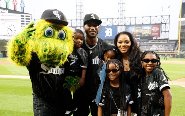 TIM ANDERSON HONORED BY WHITE SOX WITH HIS WIFE AND KIDS BY HIS SIDE