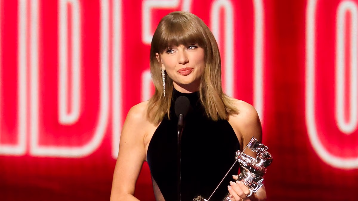 Taylor Swift dedicates award to Dolly Parton at VMAs 2026