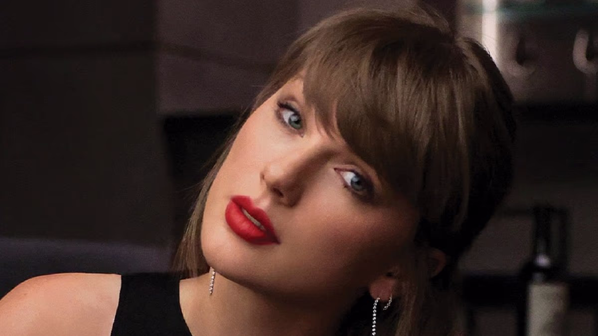 Taylor Swift leaves fans floored with 'dirty' Travis Kelce reference