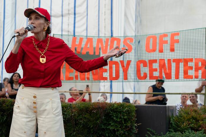 Thousands join protest outside Kennedy Center, expressing concern that Trump might tear it down