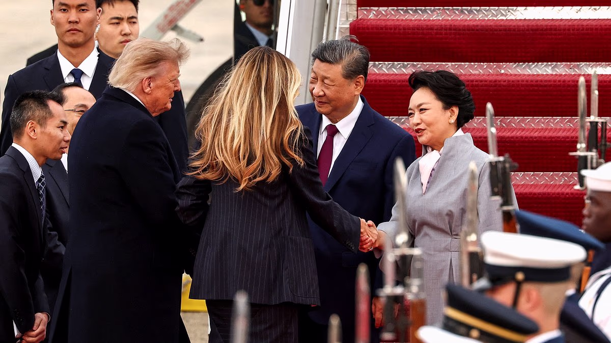 Trump WINCES during stone-faced Xi's red carpet welcome