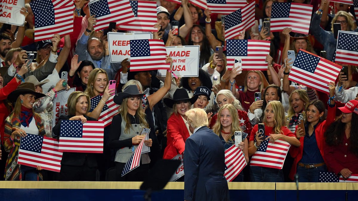 Trump gets heros welcome as he kicks off first-ever midterm convention