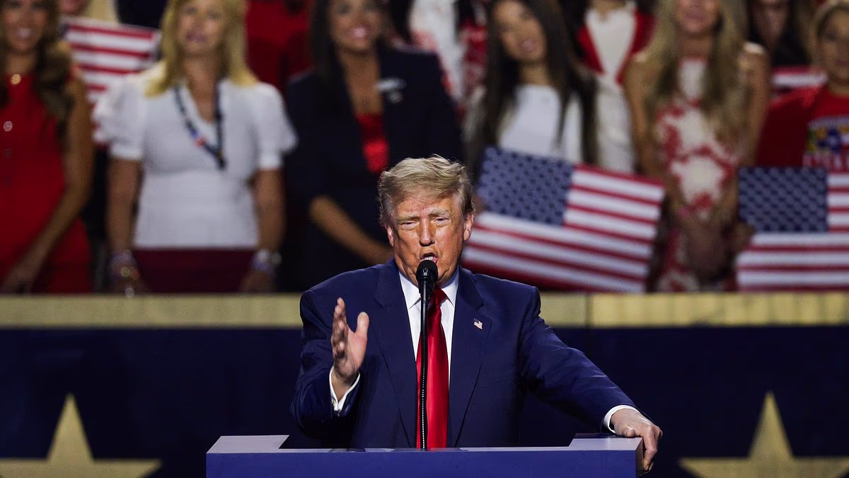Trump leads fawning crowd in pledge of allegiance to HIM at convention