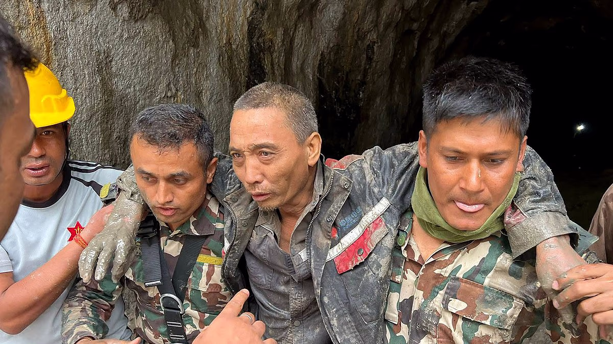 Two rescued days after floods in Nepal - 500 still trapped in tunnels