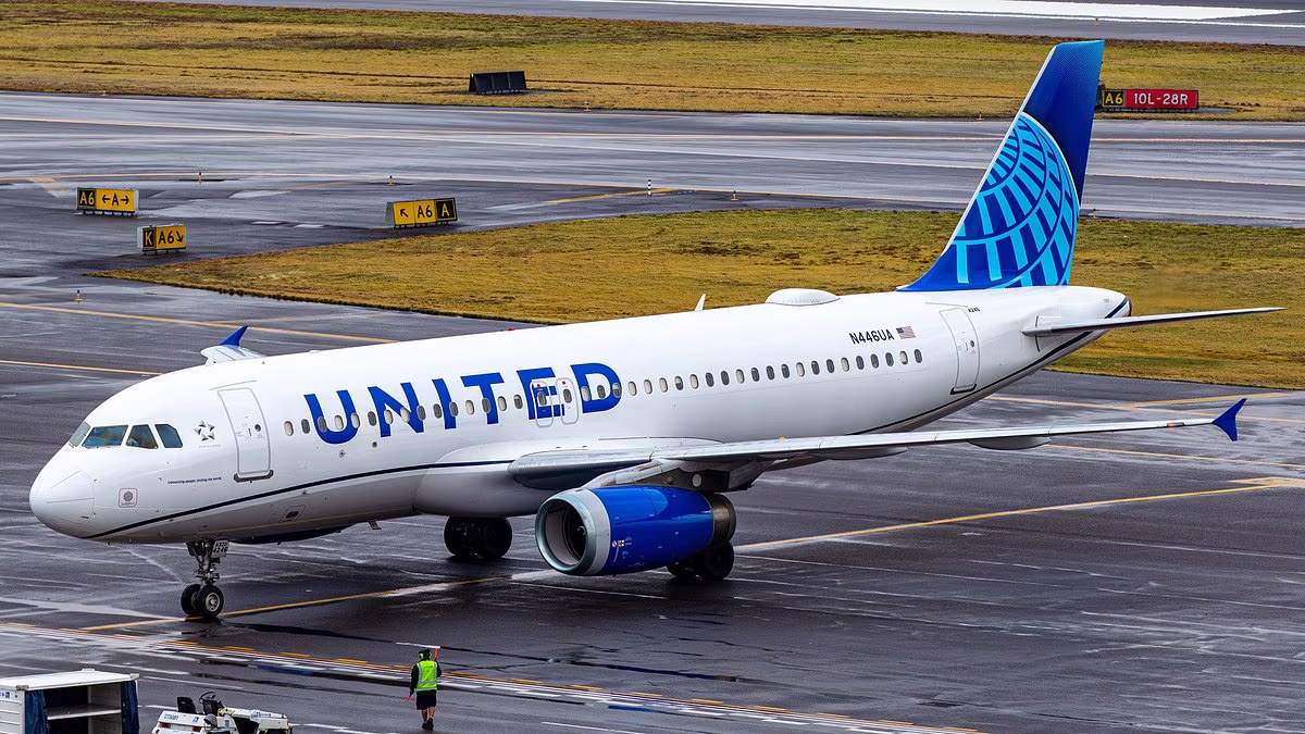 United Airlines customers are divided over tipping at airport lounges