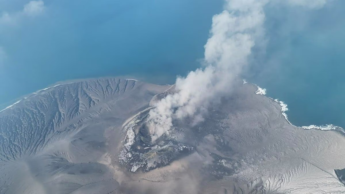 Volcano eruption leaves 170,000 passengers stranded in Indonesia