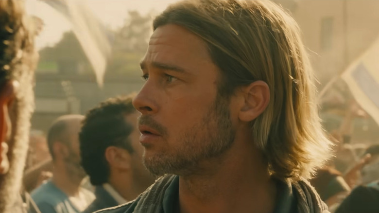 Gerry Lane looking concerned in the middle of a crowd in World War Z