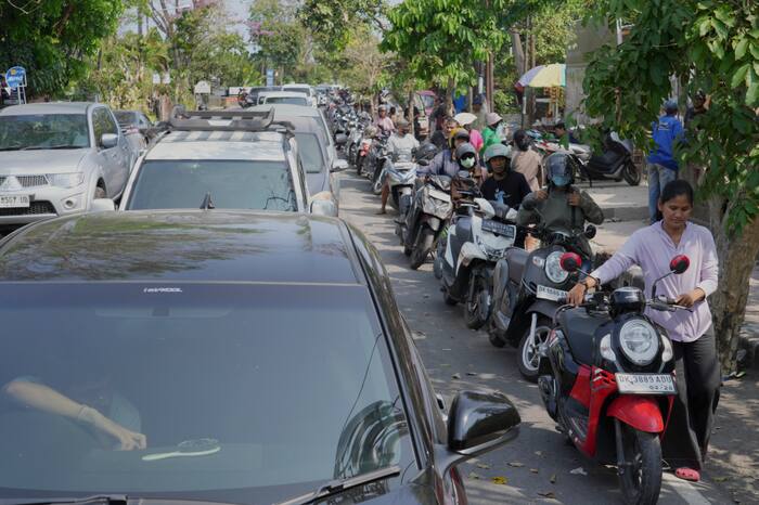 Fuel crisis hits Indonesia's Bali, triggers long lines in gas stations for days