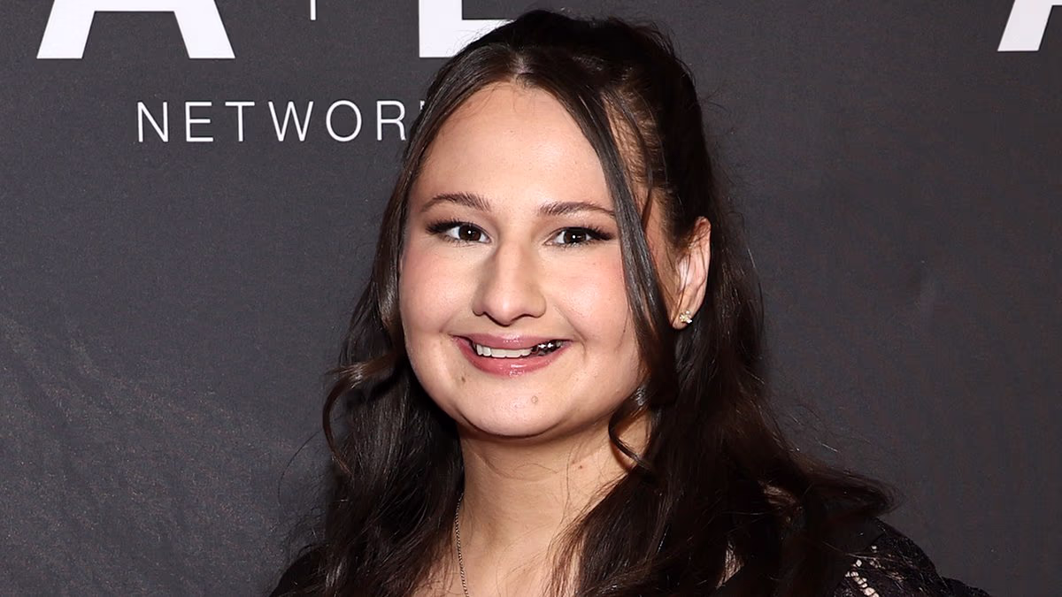 Gypsy-Rose Blanchard visits Ken Urker's casket with their daughter