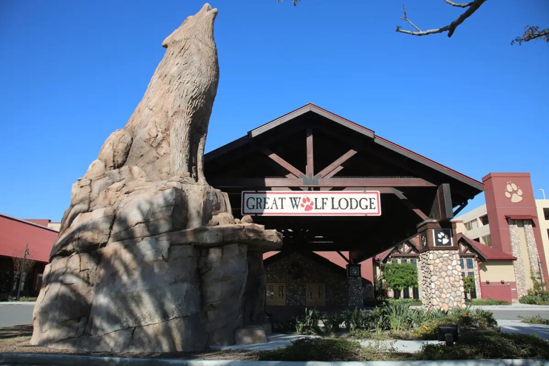 Mom stabs husband and son, 3, to death at popular family resort then tries to kill herself: cops