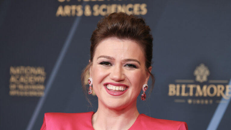 Kelly Clarkson’s Pricey Purchase Drama Goes Beyond Brooklyn Bird