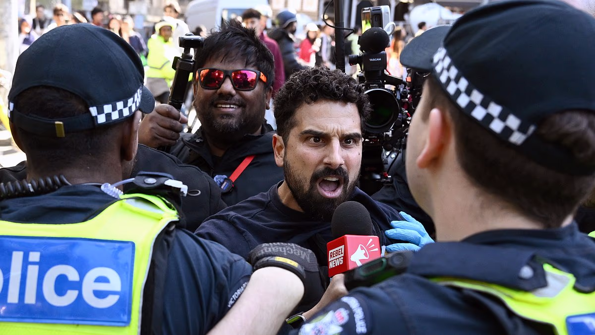 Tense scenes as pro-Palestine activists hold Melbourne October 7 vigil