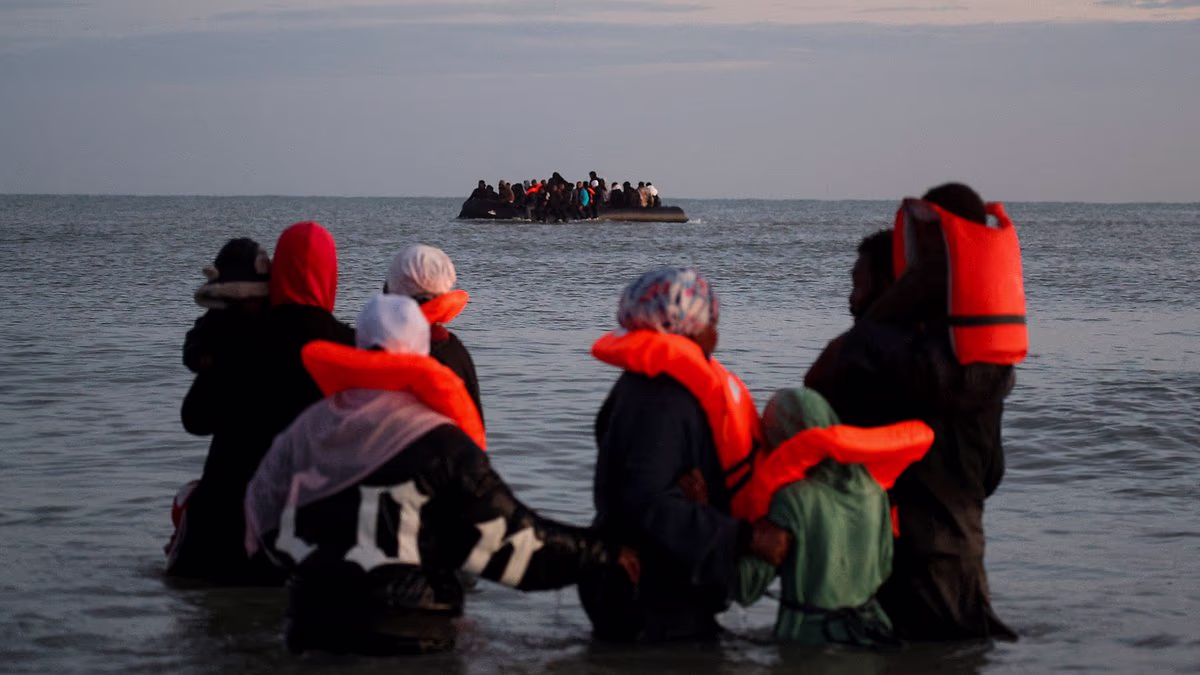 UK hands out 1,000 hijabs to channel migrants