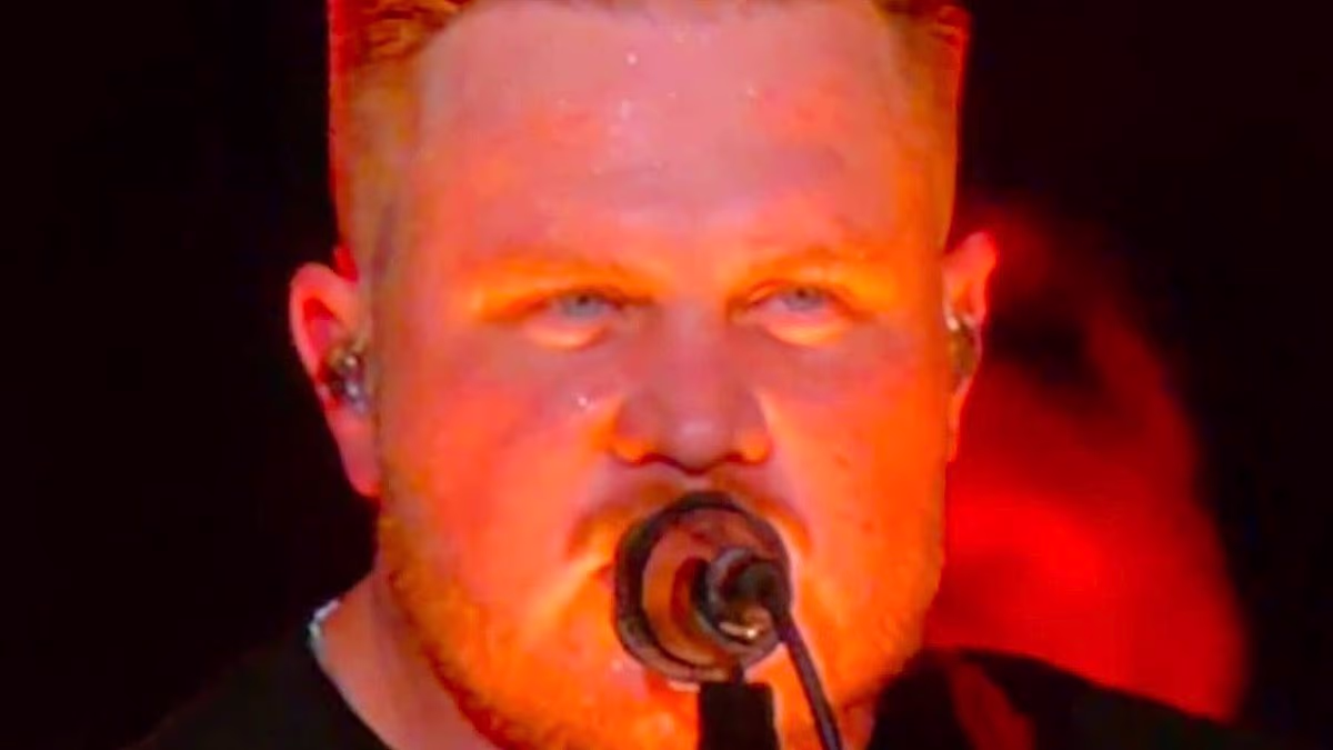 Zach Bryan performs in 'Free Palestine' shirt at Robert Kraft's venue